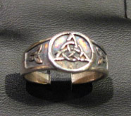 Triquetra ring